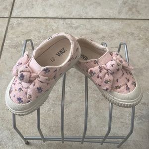 NWT Cute pink flower baby shoes
